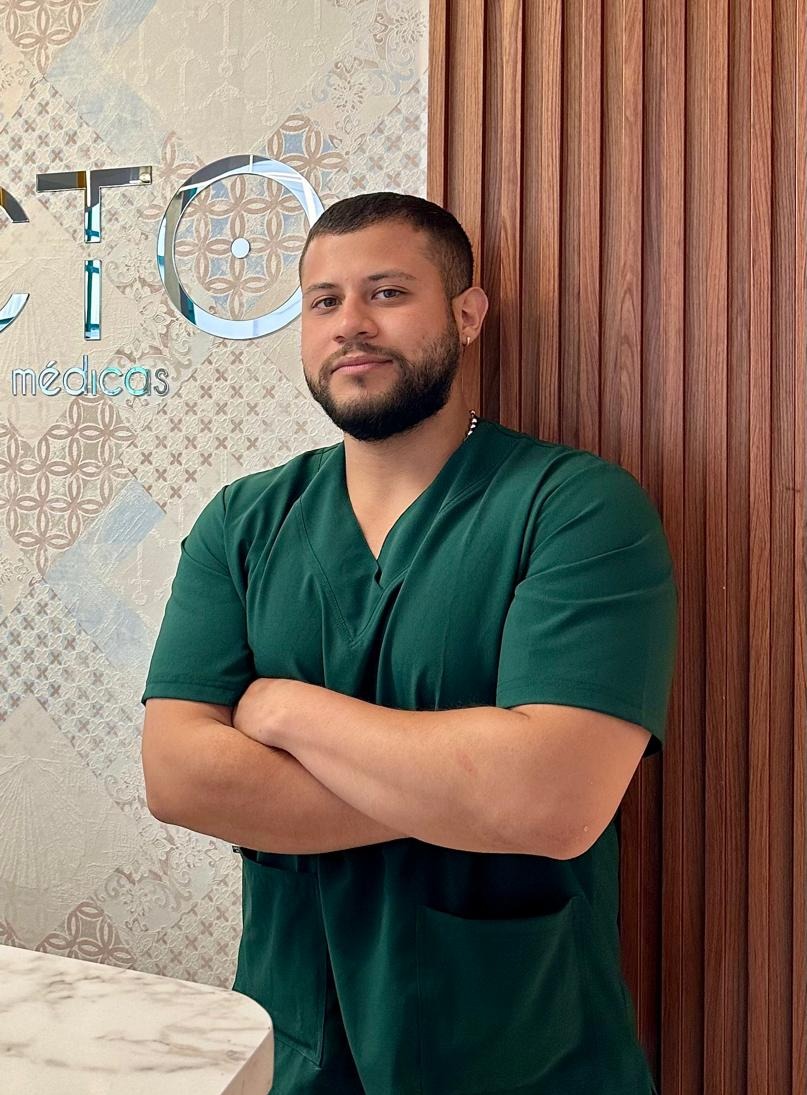 Andrés Cardona — Nutricionista Dietista en su consultorio